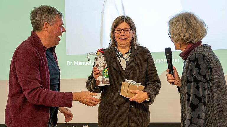Mit einem Feuerlöscher im Kuh-Design verabschiedeten die Bezirksvorsitzenden der Grünen, Simone Artz (rechts) und Volker Goll, die bisherige Bundestagsabgeordnete Manuela Rottmann. Mit einem Feuerlöscher im Kuh-Design verabschiedeten die Bezirksvorsitzenden der Grünen, Simone Artz (rechts) und Volker Goll, die bisherige Bundestagsabgeordnete Manuela Rottmann. 
