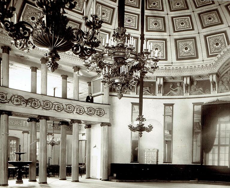 Der prachtvolle Ballsaal im Gebäude der Harmonie Gesellschaft.