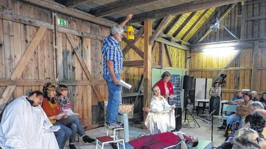 Theaterstück im Theaterstück: Gelangweilt beobachten die Schauspieler Anne Mantel, Birgit Amling und Bettina Fösel (sitzend, von links), wie Thisbe (Christina Then, kniend) den toten Pyramus (Christian Ziegler) beweint. Georg Klarmann spendet vom „Trittlätterla“ aus das Mondlicht. Regisseurin Maria Egglseder (rechts) versucht, der Szene eine dramatische Note einzuhauchen. Theaterstück im Theaterstück: Gelangweilt beobachten die Schauspieler Anne Mantel, Birgit Amling und Bettina Fösel (sitzend, von links), wie Thisbe (Christina Then, kniend) den toten Pyramus (Christian Ziegler) beweint. Georg Klarmann spendet vom „Trittlätterla“ aus das Mondlicht. Regisseurin Maria Egglseder (rechts) versucht, der Szene eine dramatische Note einzuhauchen.