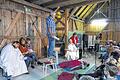 Theaterstück im Theaterstück: Gelangweilt beobachten die Schauspieler Anne Mantel, Birgit Amling und Bettina Fösel (sitzend, von links), wie Thisbe (Christina Then, kniend) den toten Pyramus (Christian Ziegler) beweint. Georg Klarmann spendet vom &bdquo;Trittlätterla&ldquo; aus das Mondlicht. Regisseurin Maria Egglseder (rechts) versucht, der Szene eine dramatische Note einzuhauchen.