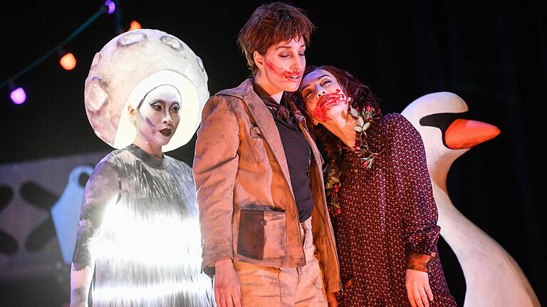 Sehr eindrucksvoll: Das Sandmännchen (gesungen von Misun Kim) aus der Oper 'Hänsel und Gretel', hier im Bild mit Hänsel (Marizia Marzo, Mitte) und Gretel (Akiho Tsujii, rechts). Sehr eindrucksvoll: Das Sandmännchen (gesungen von Misun Kim) aus der Oper 'Hänsel und Gretel', hier im Bild mit Hänsel (Marizia Marzo, Mitte) und Gretel (Akiho Tsujii, rechts).