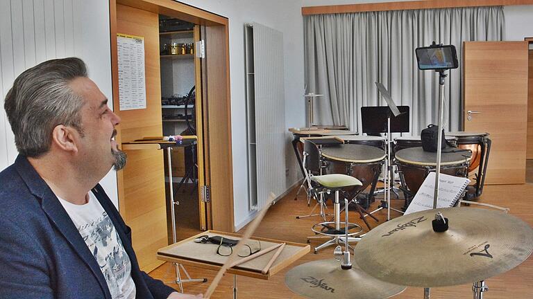 In Coronazeiten ist auch an der Kreismusikschule der Unterricht online. Seine Schüler unterrichtet Frank Stäblein deshalb per Videokonferenz. In Coronazeiten ist auch an der Kreismusikschule der Unterricht online. Seine Schüler unterrichtet Frank Stäblein deshalb per Videokonferenz.