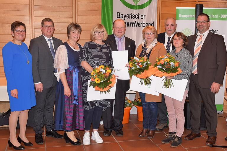Der BBV ehrte ausgeschiedene Kreisvorstandsmitglieder, manche bekleiden noch ihr Amt auf örtlicher Ebene: (von links) Maria Hoßmann, Stefan Köhler, Anette vom Berg-Erbar, Dorothee Hümmer, Karl-Heinz Bernard, Renate Müller, Hans Haubenreich, Silvia Appold und Wilfried Distler.