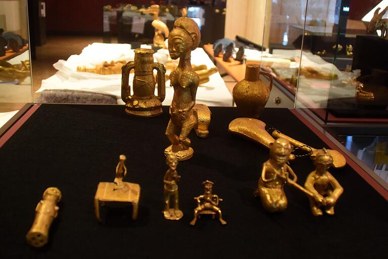Goldene Schmuck- und Kultobjekte sind jetzt in den Vitrinen des Knauf-Museum Iphofen zu sehen. Goldene Schmuck- und Kultobjekte sind jetzt in den Vitrinen des Knauf-Museum Iphofen zu sehen. 