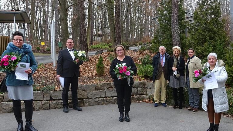 Ehrungen in der Deegenbergklinik in Bad Kissingen (von links): Julia Waschenko, Udo Komenda, Patricia Trompeter, Prof. Dr. Dr. med. Peter Deeg, Jadwiga Deeg, Dorothea Deeg und Laurinda Figueiredo Pereira.  Margarete Unsleber       -  Ehrungen in der Deegenbergklinik in Bad Kissingen (von links): Julia Waschenko, Udo Komenda, Patricia Trompeter, Prof. Dr. Dr. med. Peter Deeg, Jadwiga Deeg, Dorothea Deeg und Laurinda Figueiredo Pereira.  Margarete Unsleber