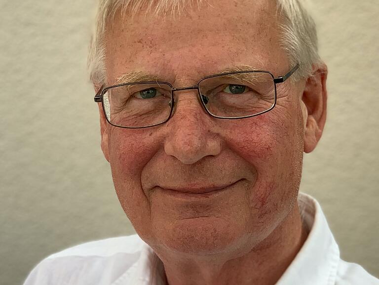 Helmut Glück ist Professor für Sprachwissenschaft und beschäftigt sich mit Wörtern und deren Bedeutung. Helmut Glück ist Professor für Sprachwissenschaft und beschäftigt sich mit Wörtern und deren Bedeutung.