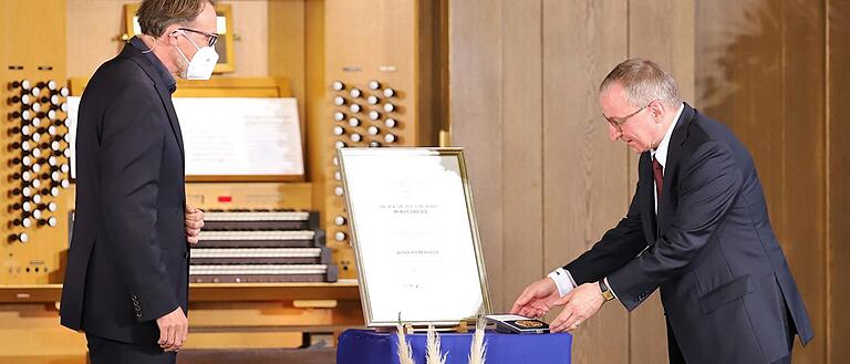 Horst Dreier (rechts) bekam auf dem Stiftungsfest 2021 die Röntgen-Medaille-Wissenschaftspreis verliehen, Links: Laudator und Vizepräsident Andreas Dörpinghaus.