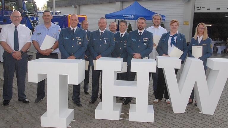 THW-Ortsbeauftragter Alexander Fischer (von links) erhielt selbst das staatliche Ehrenzeichen in Gold und ehrte die weiteren THW-Helfer Helmut Sattler, Steffen Raab, Ralf Thiergärtner, Daniel Merz, Adrian Marquardt, Enrico Marquardt, Stefan Janz, Maximilian Hein, Franka Hein und Jessica Bonic. THW-Ortsbeauftragter Alexander Fischer (von links) erhielt selbst das staatliche Ehrenzeichen in Gold und ehrte die weiteren THW-Helfer Helmut Sattler, Steffen Raab, Ralf Thiergärtner, Daniel Merz, Adrian Marquardt, Enrico Marquardt, Stefan Janz, Maximilian Hein, Franka Hein und Jessica Bonic.