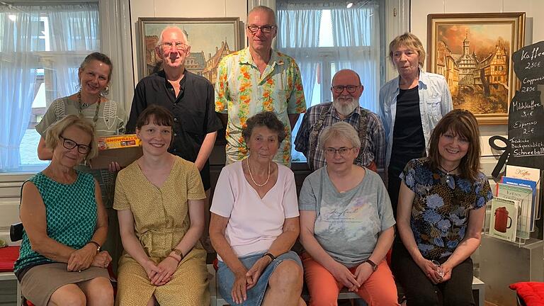 Das Team des Museums Malerwinkelhaus Markbreit hat dieses Jahr ordentlich Zuwachs bekommen. Nun umfasst es 15 Mitglieder (nicht alle im Bild). Darüber freut sich Museumsleiterin Simone Michel-von Dungern (hinten links). Das Team des Museums Malerwinkelhaus Markbreit hat dieses Jahr ordentlich Zuwachs bekommen. Nun umfasst es 15 Mitglieder (nicht alle im Bild). Darüber freut sich Museumsleiterin Simone Michel-von Dungern (hinten links).