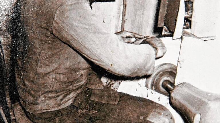 Gerhart Winkler beim Scherenschleifen in den 1950er Jahren. Das Gerät ist übrigens heute noch im Einsatz. Gerhart Winkler beim Scherenschleifen in den 1950er Jahren. Das Gerät ist übrigens heute noch im Einsatz.