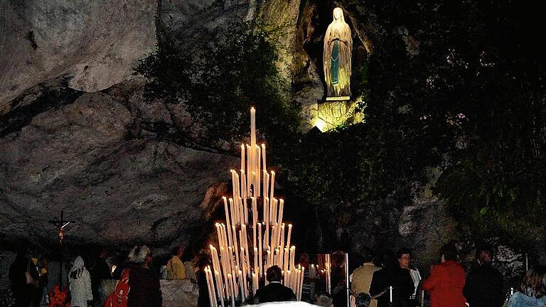 Der weltbekannte Blick auf die Grotte von Lourdes.
