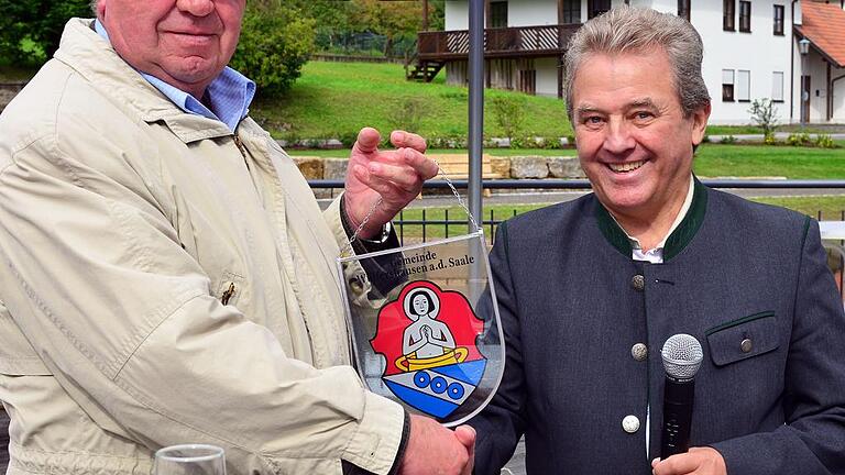 Bürgermeister Peter Schön (rechts) aus Wülfershausen überreicht an Bürgermeister Fridolin Link das Wappen seiner Gemeinde. Die Wülfershäuser standen Pate bei der Ideenfindung für den neuen Dorfweiher. Bürgermeister Peter Schön (rechts) aus Wülfershausen überreicht an Bürgermeister Fridolin Link das Wappen seiner Gemeinde. Die Wülfershäuser standen Pate bei der Ideenfindung für den neuen Dorfweiher.