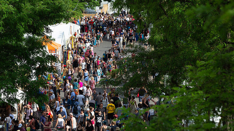 Archivbild: Besucher beim Africa Festival in Würzburg 2018. Im Vorfeld des diesjährigen Festivals gab es Ärger, weil Besucher überteuerte Konzert-Tickets auf der Ticketbörse Viagogo erstanden hatten. Archivbild: Besucher beim Africa Festival in Würzburg 2018. Im Vorfeld des diesjährigen Festivals gab es Ärger, weil Besucher überteuerte Konzert-Tickets auf der Ticketbörse Viagogo erstanden hatten.
