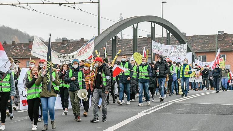 Die Protestroute führte die Streikenden über die Grombühlbrücke durch die Würzburger Innenstadt zur Abschlusskundgebung am Bahnhofsvorplatz.