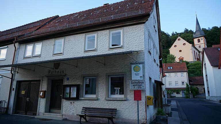 Ein Thema in der Bürgerversammlung Heufurt war das alte Rathaus und was damit passieren soll. Ein Thema in der Bürgerversammlung Heufurt war das alte Rathaus und was damit passieren soll. 
