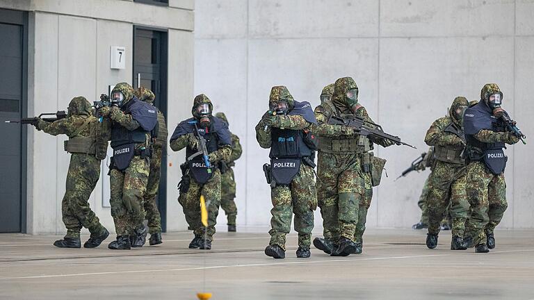 Polizei und Bundeswehr übten in Würzburg das Vorgehen bei einem fiktiven Terroranschlag mit chemischen Waffen.