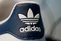Adidas will sparen       -  Der Sportartikelhersteller Adidas steht vor Umstrukturierungen (Archivbild).