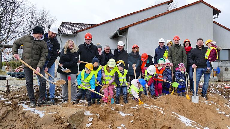 Gemeinsam mit den 'großen Verantwortlichen' taten die Jüngsten des Bücholder Kindergartens den Ersten Spatenstich zum Bau ihres neuen Kindergartens.