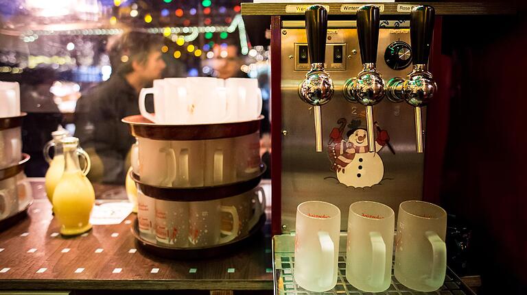 13 Sorten Glühwein gibt es in der 'Skihütte'. 13 Sorten Glühwein gibt es in der 'Skihütte'.