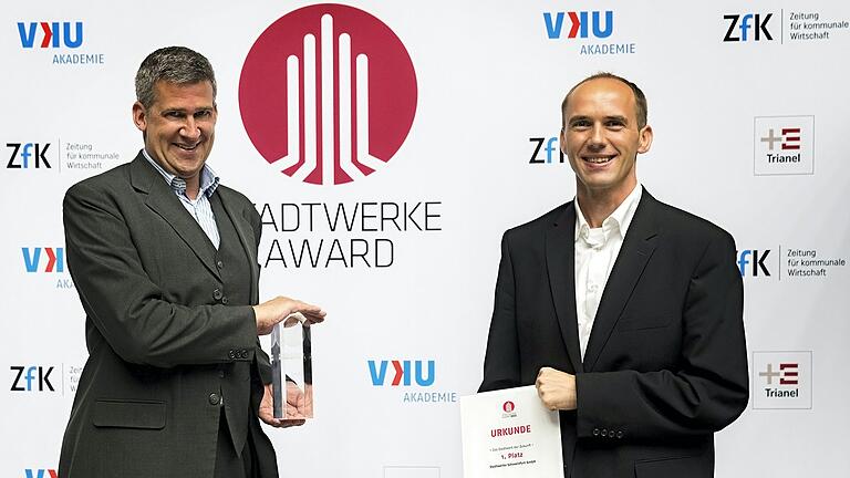 Gewonnen: Schweinfurts Stadtwerke-Geschäftsführer Thomas Kästner (links) und Geschäftsbereichsleiter Andreas Göb nehmen den Preis entgegen. Gewonnen: Schweinfurts Stadtwerke-Geschäftsführer Thomas Kästner (links) und Geschäftsbereichsleiter Andreas Göb nehmen den Preis entgegen.