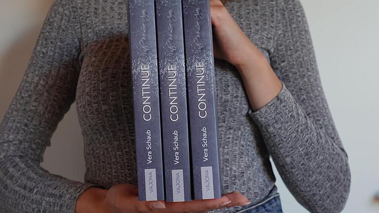 Auch ihren ersten Roman 'Continue' hat Vera Schaub aus Kreuzwertheim 2021 im Vajona-Verlag veröffentlicht. Auch ihren ersten Roman 'Continue' hat Vera Schaub aus Kreuzwertheim 2021 im Vajona-Verlag veröffentlicht.