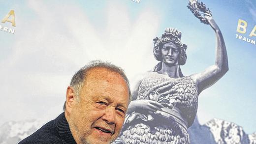 Bayer mit Leib und Seele: Joseph Vilsmaier vor einem Plakat zu seinem Dokumentarfilm „Bavaria – Traumreise durch Bayern“. Bayer mit Leib und Seele: Joseph Vilsmaier vor einem Plakat zu seinem Dokumentarfilm „Bavaria – Traumreise durch Bayern“.