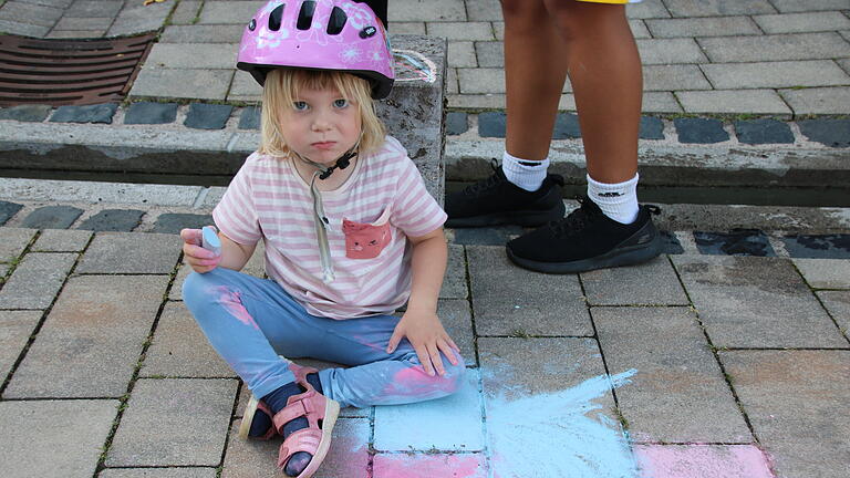 Stadtfest Münnerstadt 2024 - Beim Stadtfest ist Kindern fast alles erlaubt, selbstverständlich auch Gemälde auf dem Pflaster. Und: Natürlich ist das Blaue der Himmel, wie die kleine Künstlerin erklärte. Stadtfest Münnerstadt 2024 - Beim Stadtfest ist Kindern fast alles erlaubt, selbstverständlich auch Gemälde auf dem Pflaster. Und: Natürlich ist das Blaue der Himmel, wie die kleine Künstlerin erklärte.