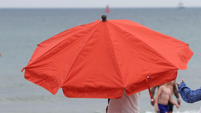 Regenwetter an der Ostsee - Regenschirm statt Sonnenschirm: In Nordeuropa war der Juli ziemlich nass. Regenwetter an der Ostsee - Regenschirm statt Sonnenschirm: In Nordeuropa war der Juli ziemlich nass.