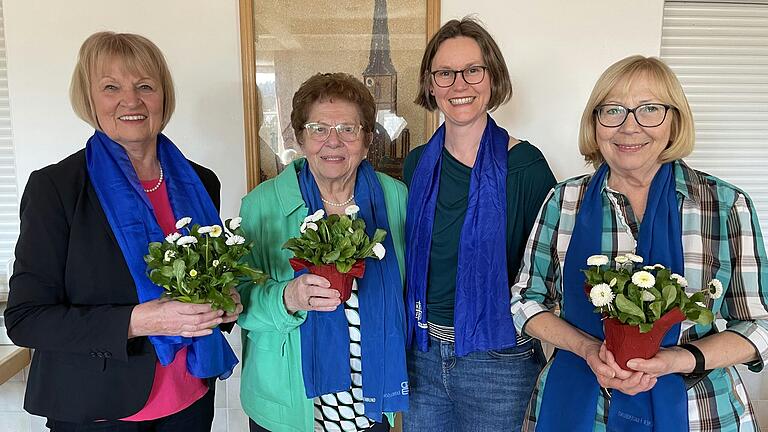 Die Jubilarinnen Gerlinde Finsterle, Elisabeth Werner und Karin Müller wurden von der 1. Vorsitzenden Anne Johannes für ihre langjährige Mitgliedschaft im KDFB Zweigverein Wollbach geehrt.