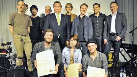Glückwunsch an den Träger des „Preises für junge Kultur“! In der vorderen Reihe die drei Preisträger Steffen Boseckert, Lilly und „Conrads Kartell“-Frontmann Hannes Conrads (von links). In der hinteren Reihe Ralf Duggen (U&D-Verein), Benedikt Held (Bassist Conrads Kartell), Kulturmanager Johannes Engels, Bürgermeister Adolf Bauer, Thomas Frühinsfeld (Drummer Conrads Kartell), Frank Adelt (Pianist Conrads Kartell), Felix Leitner (Gitarrist Conrads Kartell), Frank Störzbach, Marketingleiter Distelhäuser Brauerei. Glückwunsch an den Träger des „Preises für junge Kultur“! In der vorderen Reihe die drei Preisträger Steffen Boseckert, Lilly und „Conrads Kartell“-Frontmann Hannes Conrads (von links). In der hinteren Reihe Ralf Duggen (U&D-Verein), Benedikt Held (Bassist Conrads Kartell), Kulturmanager Johannes Engels, Bürgermeister Adolf Bauer, Thomas Frühinsfeld (Drummer Conrads Kartell), Frank Adelt (Pianist Conrads Kartell), Felix Leitner (Gitarrist Conrads Kartell), Frank Störzbach, Marketingleiter Distelhäuser Brauerei.