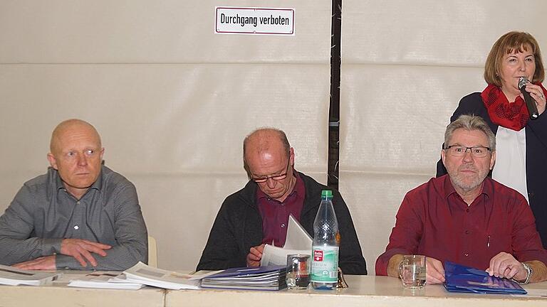 Standen Rede und Antwort bei der Bürgerversammlung in Estenfeld (von links): Rainer Galm (Sprecher des Ratsbegehrens), Michael Hauck (Verfasser des Konzeptes), Dieter Ruchser (Sprecher des Bürgerbegehrens) und Bürgermeisterin Rosi Schraud.