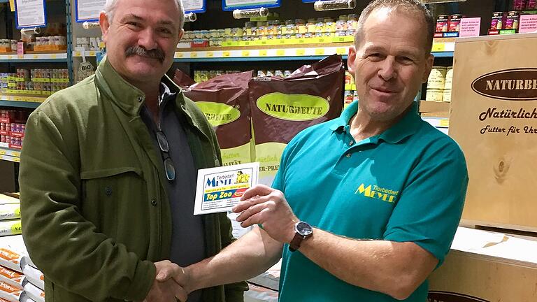 Freude beim Tierschutzverein Stadt und Landkreis Schweinfurt: Geschäftsinhaber Bernd Meyer (rechts) überreichte einen Einkaufsgutschein an Siegfried Pöhlmann vom Tierheim Schwebheim. Freude beim Tierschutzverein Stadt und Landkreis Schweinfurt: Geschäftsinhaber Bernd Meyer (rechts) überreichte einen Einkaufsgutschein an Siegfried Pöhlmann vom Tierheim Schwebheim.