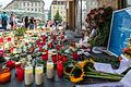 Unmittelbar nach der Messerattacke war vorübergehend eine Gedenkstätte am Würzburger Barbarossaplatz entstanden (Foto vom 3. Juli). Wo und wie eine feste Gedenkstätte entstehen soll, steht noch nicht fest.&nbsp;