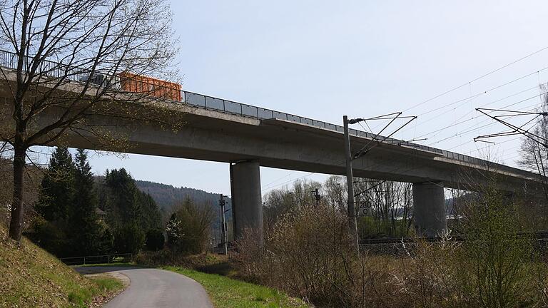 Diese Brücke über die Bahnstrecken bei Burgsinn in Richtung Mittelsinn wird ab 25. April 2022 voraussichtlich fünf Monate lang gesperrt. Diese Brücke über die Bahnstrecken bei Burgsinn in Richtung Mittelsinn wird ab 25. April 2022 voraussichtlich fünf Monate lang gesperrt.