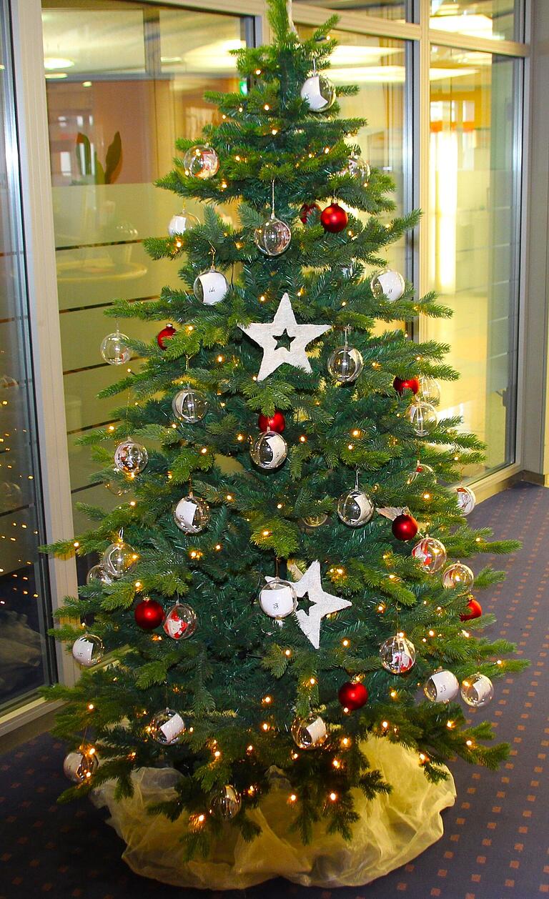 Der Wunschbaum zu Weihnachten steht, wie hier im Foyer der Sparkasse in Gerolzhofen. Der Wunschbaum zu Weihnachten steht, wie hier im Foyer der Sparkasse in Gerolzhofen.