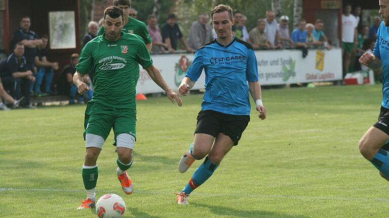 Razvan Paunescu (links, im Trikot des TSV Abtswind im Jahr 2014 gegen Rimpars Daniel Wegmann) schlüpft beim TSV Gochsheim ab Januar in die Trainerrolle. Razvan Paunescu (links, im Trikot des TSV Abtswind im Jahr 2014 gegen Rimpars Daniel Wegmann) schlüpft beim TSV Gochsheim ab Januar in die Trainerrolle.