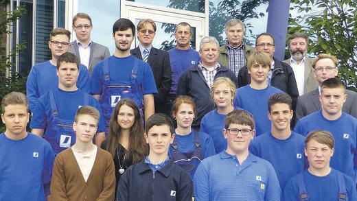 Willkommen bei Jopp: Die neuen Auszubildenden mit ihren Ausbildern sowie Vertretern von Geschäftsleitung, Personal und Betriebsrat FOTO: Jopp