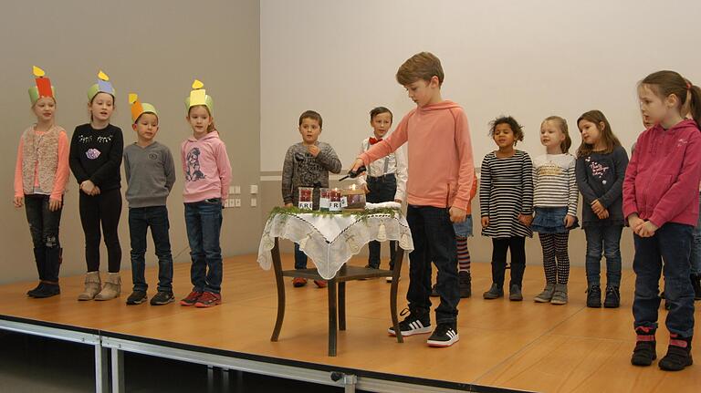 Singspiel von den vier Kerzen bei der Krippenausstellung. Singspiel von den vier Kerzen bei der Krippenausstellung.