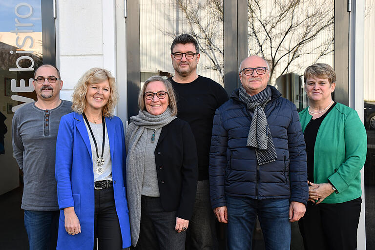 Feierten 40-jähriges Betriebsjubiläum: (von links) Udo Weissenberger, Manuela Peter, Sabine Michaela Wenz (Geschäftsführung), Ottmar Baumeister, Günther Mauder und Edith Issing. Feierten 40-jähriges Betriebsjubiläum: (von links) Udo Weissenberger, Manuela Peter, Sabine Michaela Wenz (Geschäftsführung), Ottmar Baumeister, Günther Mauder und Edith Issing.