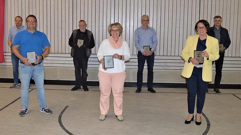 Wurden von Bürgermeister Jürgen Heusinger aus dem Sulzfelder Gemeinderat verabschiedet: Jens Konrad (von links), Peter Hümpfner, Rolf Bießmann, Sigrid Dollinger, Günter Fahl, Waltraud Kleinert und Andreas Palau.