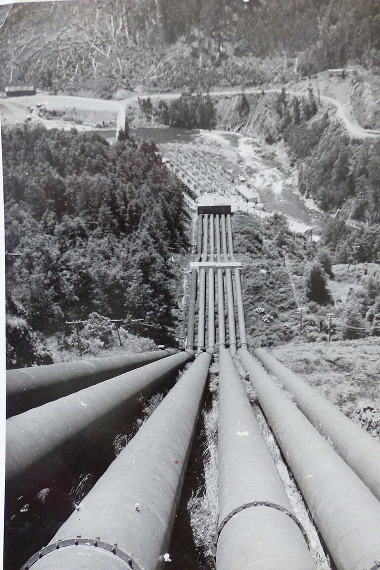 In Tasmanien war Erich Kempf bei einer Firma angestellt, die Staudämme, Kanäle, Tunnel und Kraftwerke zur Stromerzeugung baute. Im Bild ist ein Leitungssystem zu sehen, das Wasser zu einem Kraftwerk führt. In Tasmanien war Erich Kempf bei einer Firma angestellt, die Staudämme, Kanäle, Tunnel und Kraftwerke zur Stromerzeugung baute. Im Bild ist ein Leitungssystem zu sehen, das Wasser zu einem Kraftwerk führt.