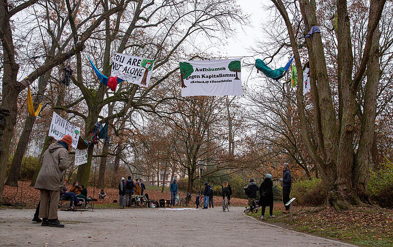 Der 'Danni' muss bleiben, forderten am Samstag Demonstranten im Würzburger Ringpark und erklärten sich solidarisch mit jenen Aktivisten, die sich gerade massiv gegen die Abholzung des Dannenröder Waldes stemmen, der für den Ausbau der A49 gerodet werden soll. Der 'Danni' muss bleiben, forderten am Samstag Demonstranten im Würzburger Ringpark und erklärten sich solidarisch mit jenen Aktivisten, die sich gerade massiv gegen die Abholzung des Dannenröder Waldes stemmen, der für den Ausbau der A49 gerodet werden soll. 