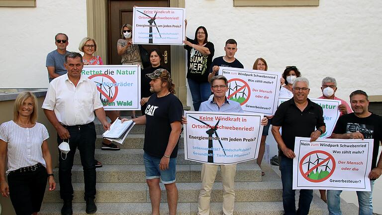 418 Schwebenrieder Bürger haben sich gegen den Bau einer Windkraftanlage im Schwebenrieder Waldgebiet 'Struthholz' ausgesprochen. Eine Delegation übergab die Unterschriftenlisten an Bürgermeister Franz-Josef Sauer. 418 Schwebenrieder Bürger haben sich gegen den Bau einer Windkraftanlage im Schwebenrieder Waldgebiet 'Struthholz' ausgesprochen. Eine Delegation übergab die Unterschriftenlisten an Bürgermeister Franz-Josef Sauer.