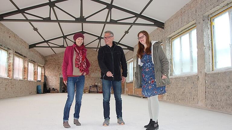 Die offene Dachkonstruktion aus 30er-Jahre-Stahlträgern gibt der künftigen Grundschule ein besonderes Raumgefühl. Architekt Horst Erbshäußer gefällt das ebenso wie Annika Reith-Herrmann und Eva Köpf von der Montessori Kitzingen gGmbH. FOTO Diana Fuchs Die offene Dachkonstruktion aus 30er-Jahre-Stahlträgern gibt der künftigen Grundschule ein besonderes Raumgefühl. Architekt Horst Erbshäußer gefällt das ebenso wie Annika Reith-Herrmann und Eva Köpf von der Montessori Kitzingen gGmbH. FOTO Diana Fuchs