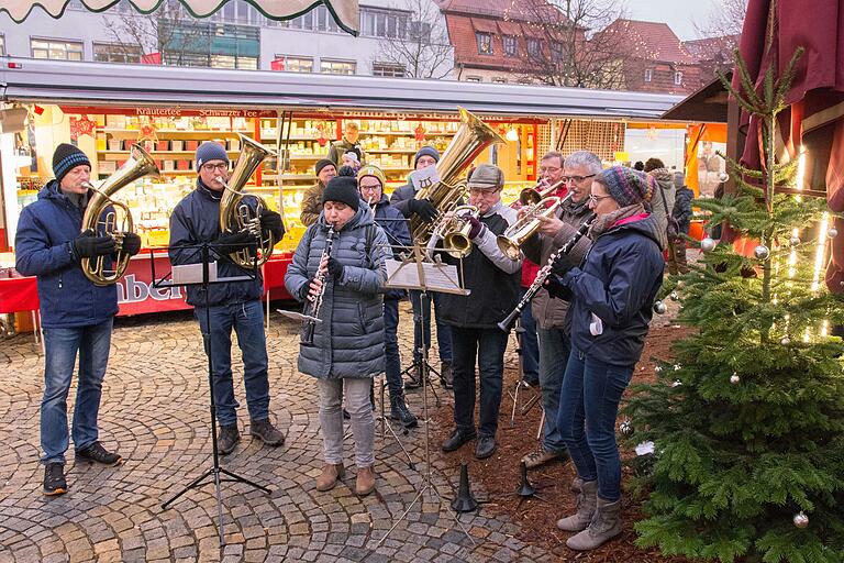 Die 'Sterzelbacher Musikanten' aus Prappach sorgten bereits in der Vergangenheit für musikalische Untermalung auf dem Weihnachtsmarkt, wie dieses Archivbild aus dem Jahr 2019 zeigt. Die 'Sterzelbacher Musikanten' aus Prappach sorgten bereits in der Vergangenheit für musikalische Untermalung auf dem Weihnachtsmarkt, wie dieses Archivbild aus dem Jahr 2019 zeigt.