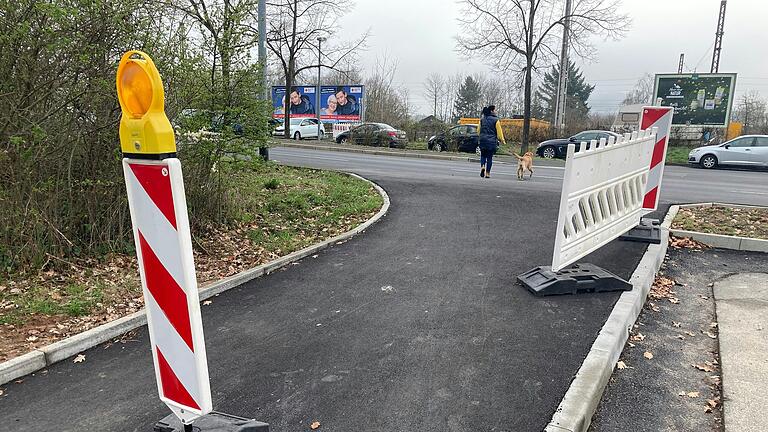 An der Nordbrücke wurde die Abkürzung für Autofahrer dichtgemacht. Außerdem wurden die Bordsteinkanten beseitigt, sodass sich mit dem Fahrrad leicht auf den Gehweg auf- und abfahren lässt.