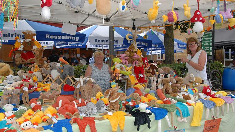 Ein buntes Paradies für Kinder: Viele kuschelige Tiere aus Handarbeit waren an diesem Stand des Herrnsheimer Marktes zu haben.