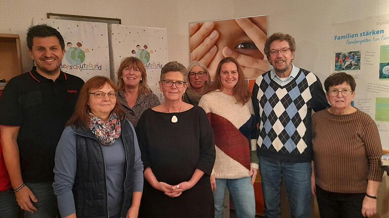 Der neu gewählte Vorstand des Kinderschutzbunds (von links): Martin Göpfert (Beisitzer), Elke Hock (Beisitzerin), Dorett Lehm (Kassenprüferin), Nadja Götze (Beisitzerin), Daniela Schönig (Vorsitzende), Susan Lorenz (Schriftführerin), Gerd Schurz (stellv. Vorsitzender), Marianne Firsching (Beisitzerin), es fehlen: Michael Waldhäuser (Kassier), Florian Töpper (Kassenprüfer).