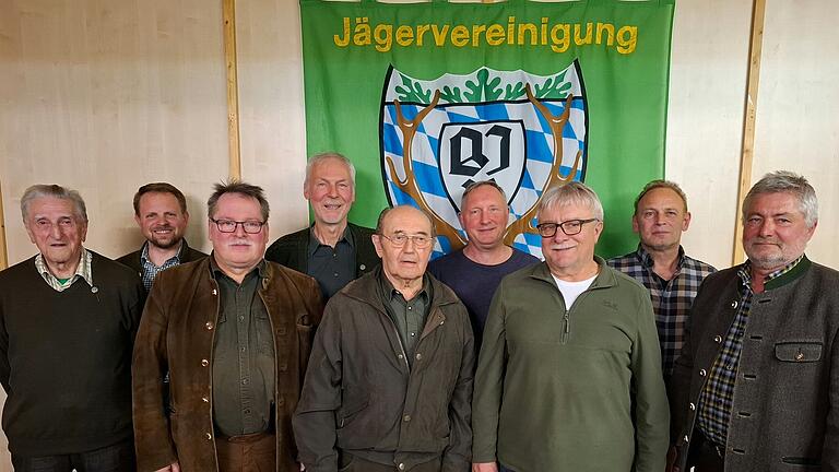 Auf dem Foto die Geehrten von links Kurt Thoma, Sebastian Teinzer, Kai Niklaus, Albin Hepp, Erhard Helmreich, Bodo Schmidt, Udo Schütz, Robin Lang, Elmar Brückner.