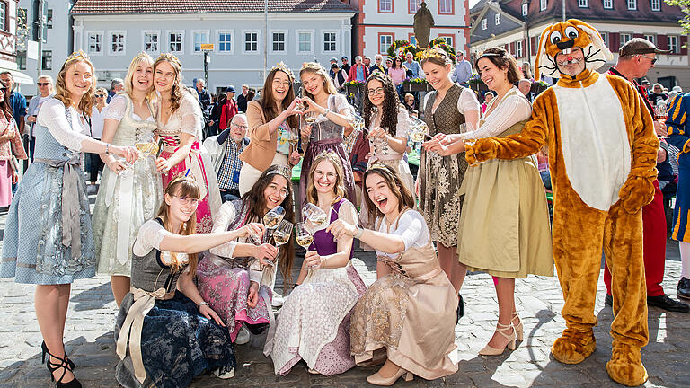 Die Tourismus-Saison wird mit einem musikalischen Frühschoppen eröffnet       -  Am Ostersonntag 20.04.25 wird die Tourismus-Saison in Volkach eröffnet. Zu dem musikalischen Frühschoppen kam der Weinadel mit der Weinkönigin Lisa Lehritter und der Osterhase an die Mainschleife.